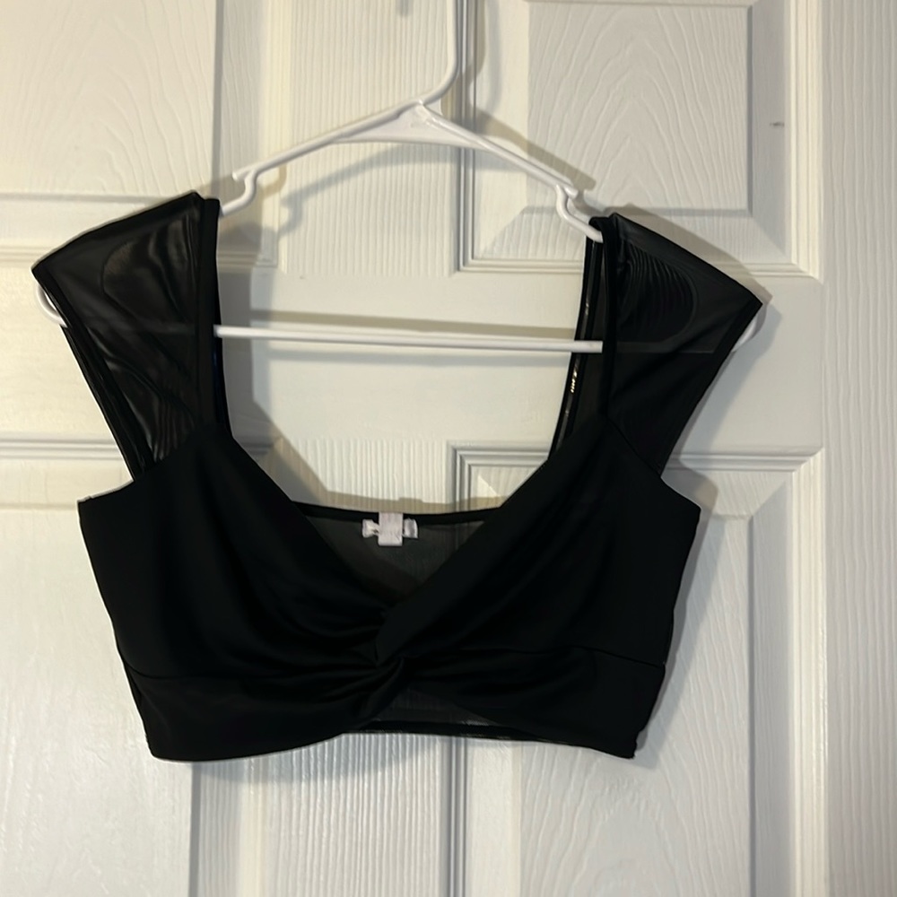 garage black crop top